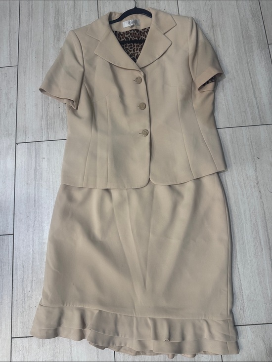 Le Suit Jackets & Blazers - Le Suit Women's Cream Short-Sleeve Blazer with Layered Shell